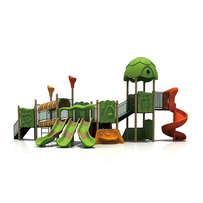 就学前の子供の屋外の緑の森の遊具
